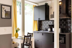 Kühlschrank, Mikrowelle, Wasserkocher mit Kaffee-/Teezubehör