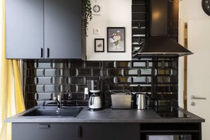 Kühlschrank, Mikrowelle, Wasserkocher mit Kaffee-/Teezubehör, Toaster