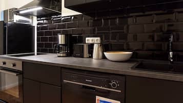 Kühlschrank, Mikrowelle, Herdplatte, Geschirrspüler