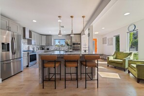Private kitchen - ❤️Luxury Villa 4BR 4 BA with pool mins from strip (Las Vegas)