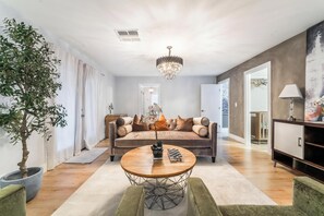 Living area - ❤️Luxury Villa 4BR 4 BA with pool mins from strip (Las Vegas)