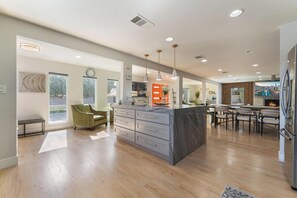 Interior - ❤️Luxury Villa 4BR 4 BA with pool mins from strip (Las Vegas)