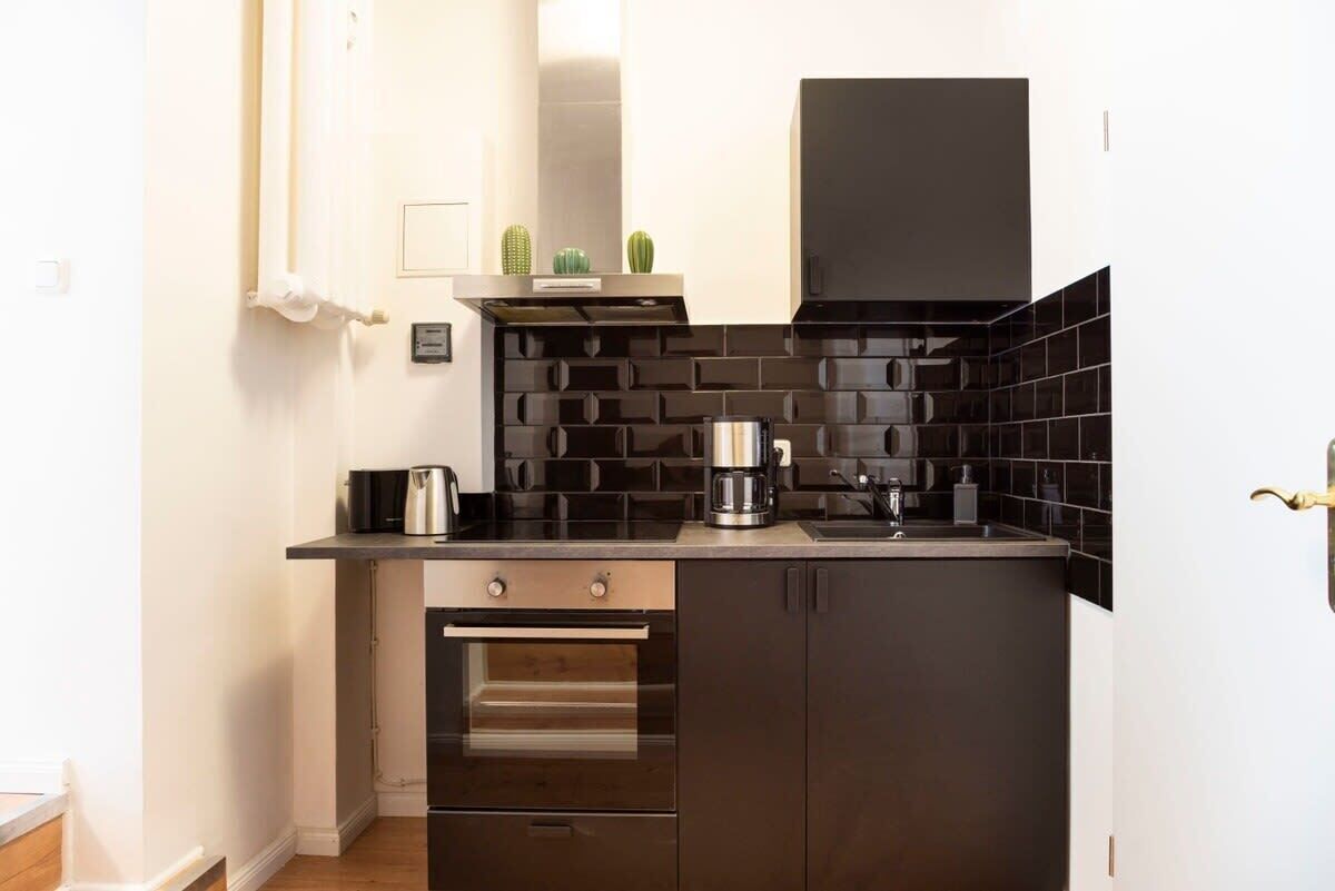 Kühlschrank, Herdplatte, Wasserkocher mit Kaffee-/Teezubehör