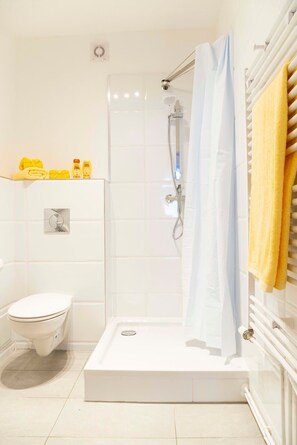 Shower, hair dryer, towels - Geräumiges Studio im Loft-Stil Online Check-In (Berlin)