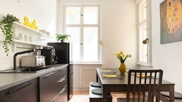 Fridge, oven, stovetop, dishwasher