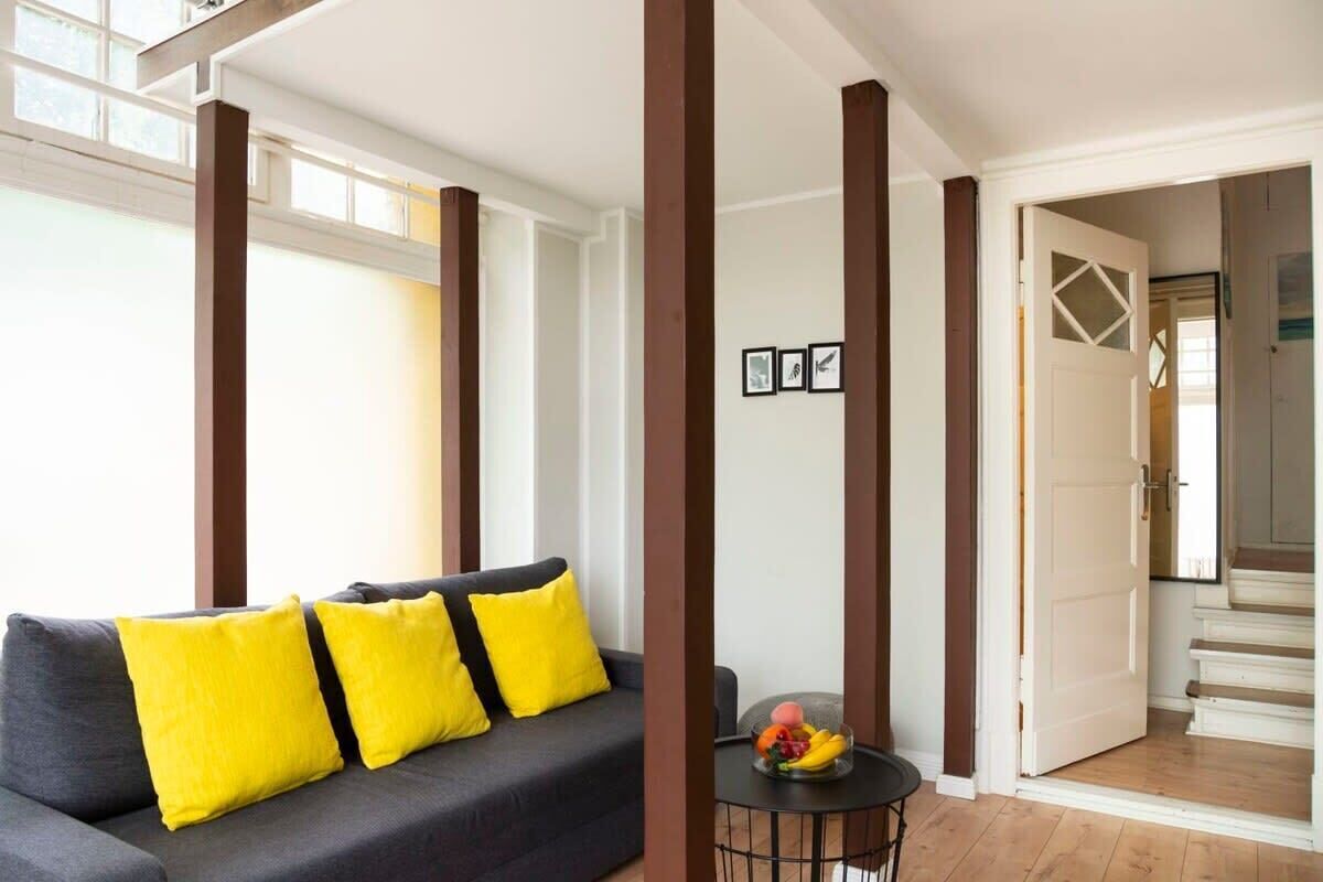 Een televisie en een kantoor