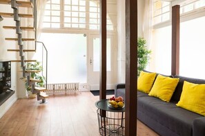TV, offices - Stylish Loft Apartment (Berlin)