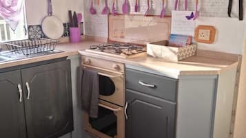 Chalet, Multiple Beds | Private kitchen | Fridge, microwave, stovetop, electric kettle