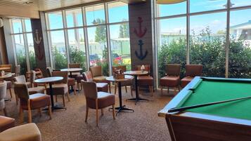 Chalet, plusieurs lits | Salle de jeux