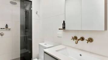 Basic Apartment, Multiple Beds | Bathroom