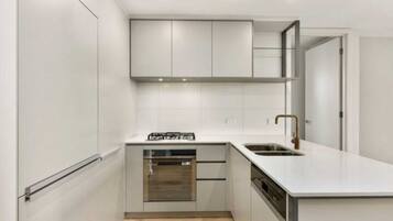 Basic Apartment, Multiple Beds | Private kitchen | Fridge, microwave, oven, stovetop