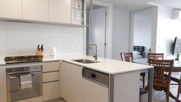 Basic Apartment, Multiple Beds | Private kitchen | Fridge, microwave, oven, stovetop