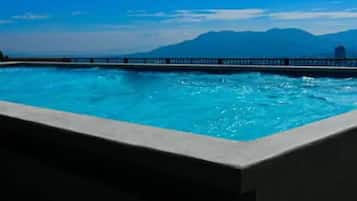 Piscine à débordement