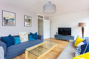 Basic Apartment, Multiple Beds | Living area