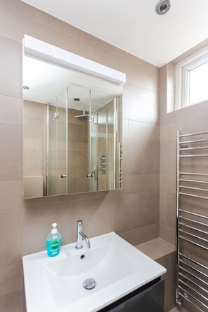 Apartamento básico, varias camas | Baño | Secador de pelo, toallas, jabón y champú