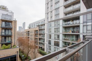 Basic Apartment, Multiple Beds | Balcony - Spacious 2 Bedroom Apartment Near Canary Wharf (London)