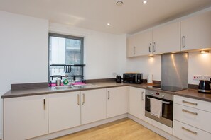 Basic Apartment, Multiple Beds | Private kitchen | Fridge, microwave, oven, stovetop - Spacious 2 Bedroom Apartment Near Canary Wharf (London)