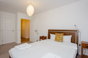 Appartement de base, Plusieurs lits | 2 chambres, espace de travail pour ordinateurs portables