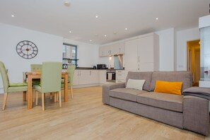 Basic-Apartment, Mehrere Betten | Wohnzimmer | Fernseher