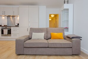 Appartement de base, Plusieurs lits | Salle de séjour | Téléviseur