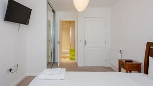 Unclassified image, 4 of 26, button - Spacious 2 Bedroom Apartment Near Canary Wharf (London)