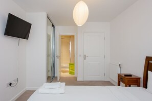 Basic Apartment, Multiple Beds | 2 bedrooms, laptop workspace, iron/ironing board, free WiFi - Spacious 2 Bedroom Apartment Near Canary Wharf (London)