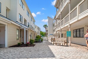 Outdoor dining - Pet-Friendly Comfort in the Scenic North Myrtle Beach Area (Myrtle Beach)