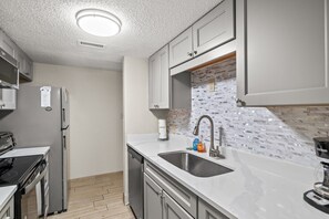 Fridge, microwave, oven, stovetop - Pet-Friendly Comfort in the Scenic North Myrtle Beach Area (Myrtle Beach)