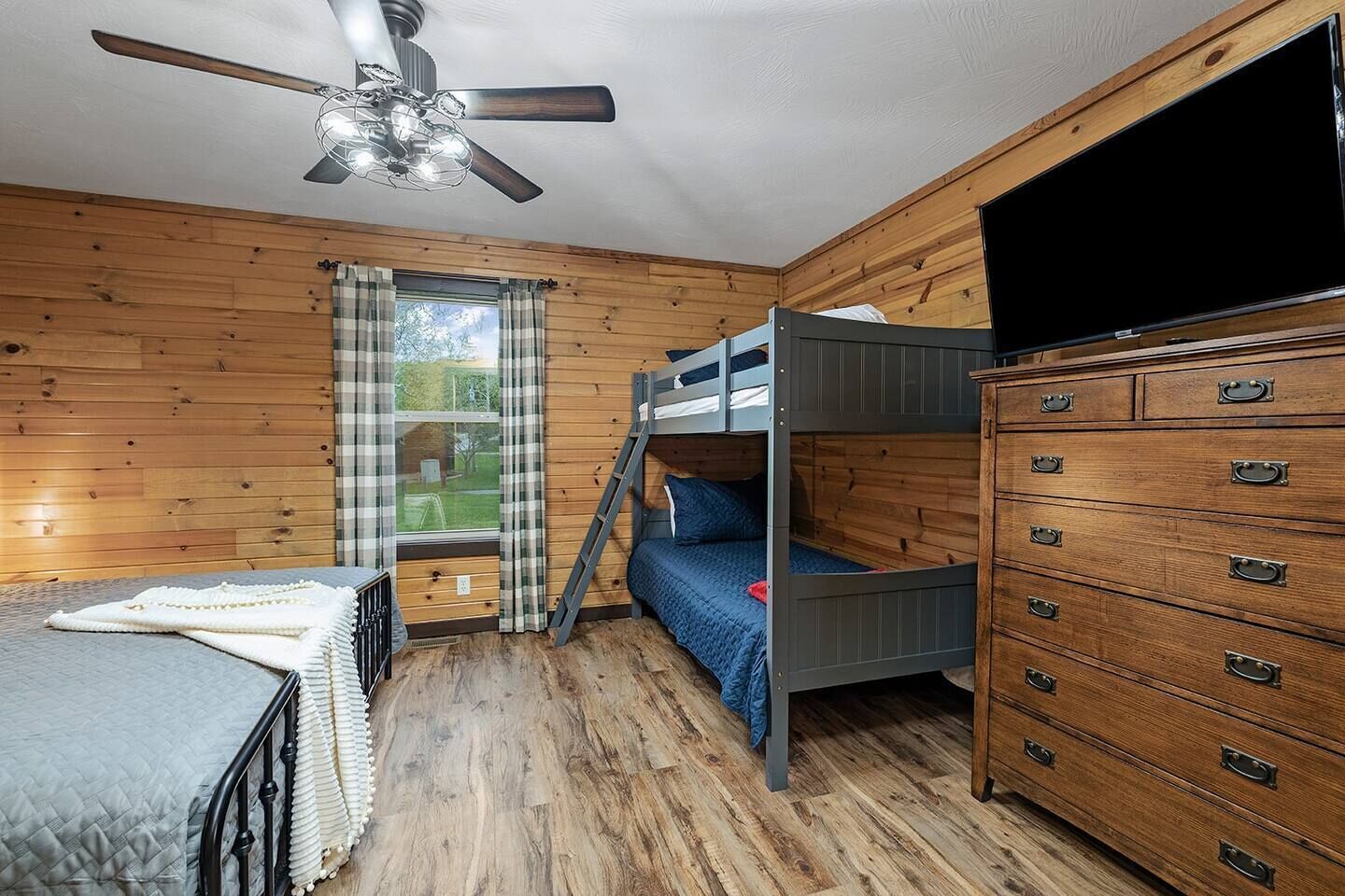 4 soverom, strykejern/-brett, wi-fi (inkludert) og sengetøy