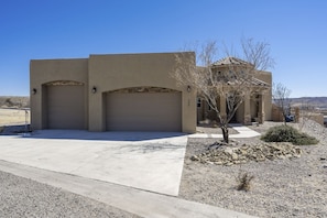Exterior - TURTLEBACK OASIS! Mins to Lake, Hot Springs & Golf (Elephant Butte)