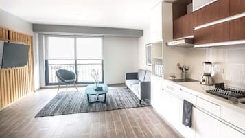 Departamento | Cocina privada | Refrigerador, microondas, batidora y utensilios de cocina