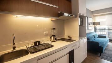 Departamento, 2 habitaciones (501) | Cocina privada | Refrigerador, microondas, batidora y utensilios de cocina