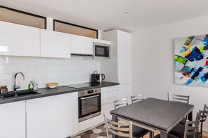Fridge, microwave, oven, stovetop - 1. APARTEMENT PARIS CENTRE 60m2 3 beds - 2/6 pers. Air conditioning (Paris)