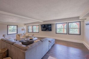 Smart TV, fireplace - A-Frame in the Pines! Now Sleeps 12! (Goldendale)