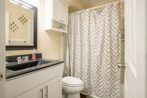 Suihkun ja ammeen yhdistelmä, hiustenkuivaaja, pyyhkeet, saippua