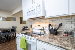 Fridge, microwave, oven, stovetop - Lovely 2 bedroom in Midlothian, 3 minutes from downtown. (Midlothian)