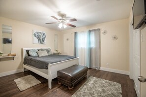 2 bedrooms, desk, iron/ironing board, free WiFi - Lovely 2 bedroom in Midlothian, 3 minutes from downtown. (Midlothian)