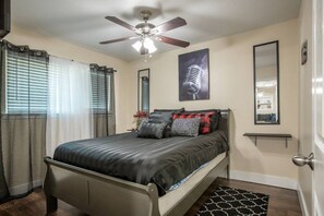 2 makuuhuonetta, työpöytä, silitysrauta/-lauta, ilmainen Wi-Fi