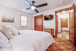 2 habitaciones, escritorio y tabla de planchar con plancha