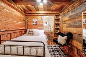 2 slaapkamers, een bureau, een strijkplank/strijkijzer, reisbedje