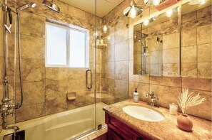 Ensemble douche/baignoire, sèche-cheveux, serviettes fournies, savon