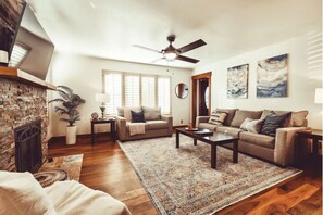 Smart TV, fireplace - The “Sugar House”: A Cook's Paradise  (Salt Lake City)