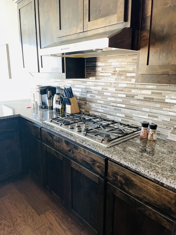 Frigorifero, microonde, forno, piano cottura