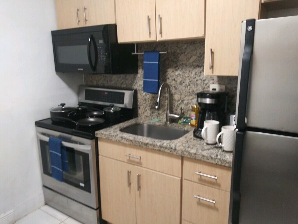 Een koelkast, een magnetron, een oven, een kookplaat