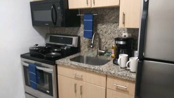 Een koelkast, een magnetron, een oven, een kookplaat