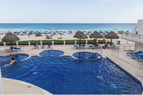 Luxury Villa at the feet of the sea In Cancun