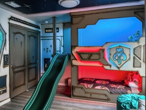 8 bedrooms, desk, iron/ironing board, travel crib - Magical Theme Rooms, Water Park, Arcade, Sleep 18! 15 mins to Disney (Kissimmee)