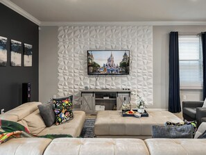 Smart TV, video games, table football, ping pong - Magical Theme Rooms, Water Park, Arcade, Sleep 18! 15 mins to Disney (Kissimmee)