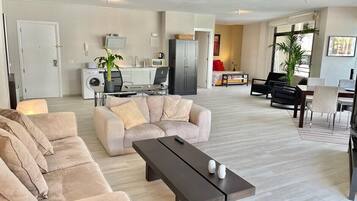 Een televisie en een kantoor