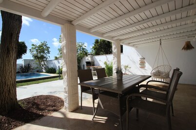 Holiday home in modern country style with private pool, garden, barbecue, WiFi and air conditioning for 4-5 people